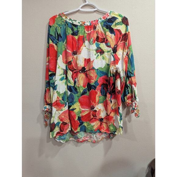 Gorgeous floral Henley neck blouse w/mother of pearl buttons by Fig & Flower 2X - Picture 6 of 10